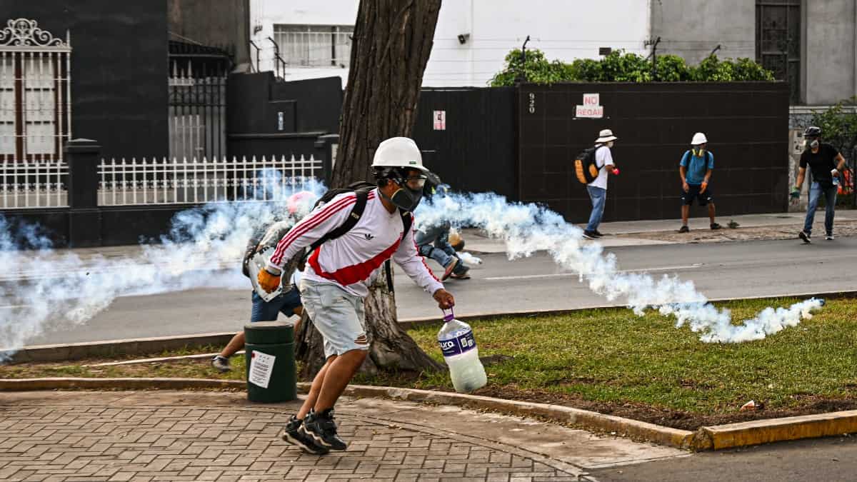 16 heridos y una comisaría incendiada en protestas contra Dina Boluarte en Perú