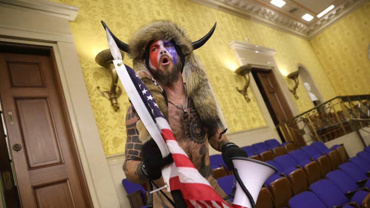 ¿Quién es el misterioso hombre disfrazado de bisonte que lideró el asedio en el Capitolio?