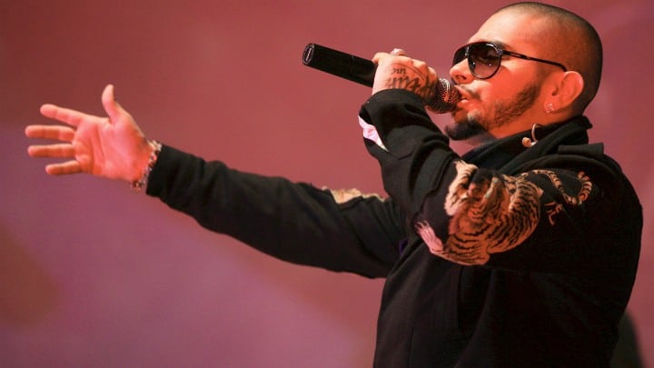 Hija de Timati le lanza el teléfono al mar