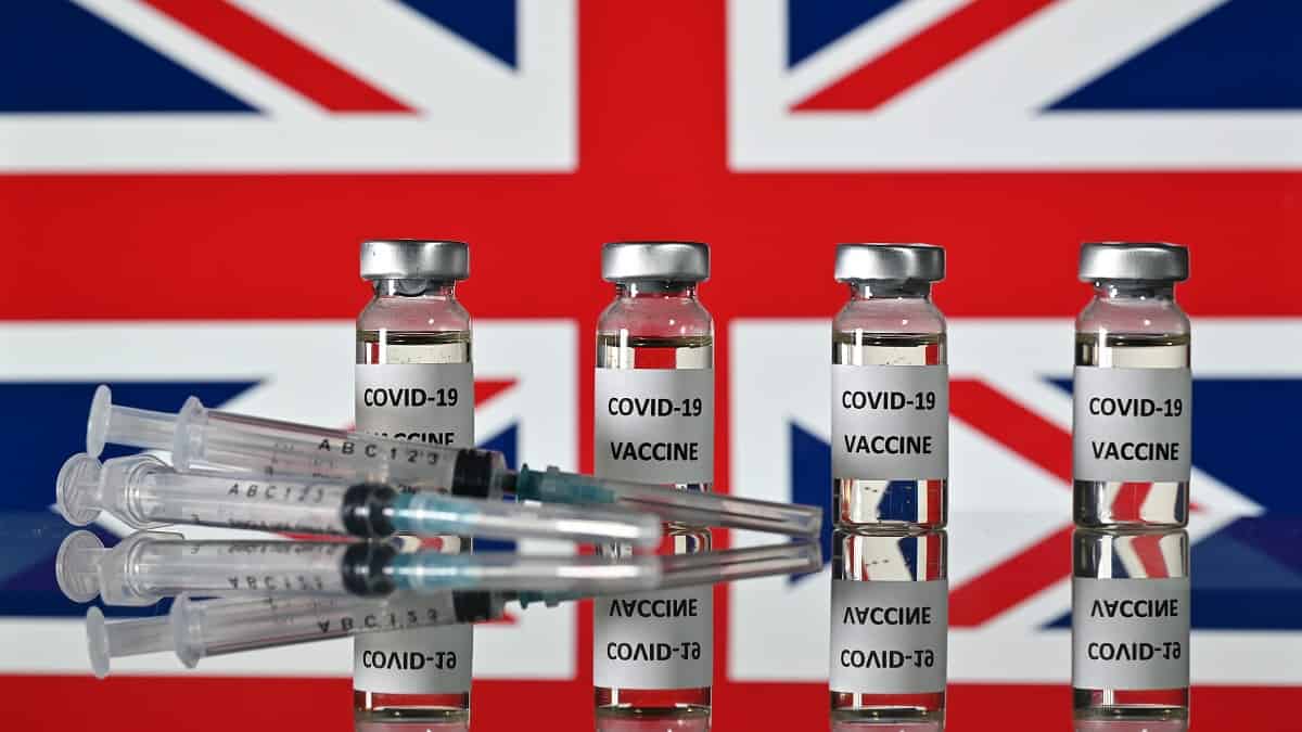 Reino Unido analiza vacuna de Pfizer para distribuirla en diciembre