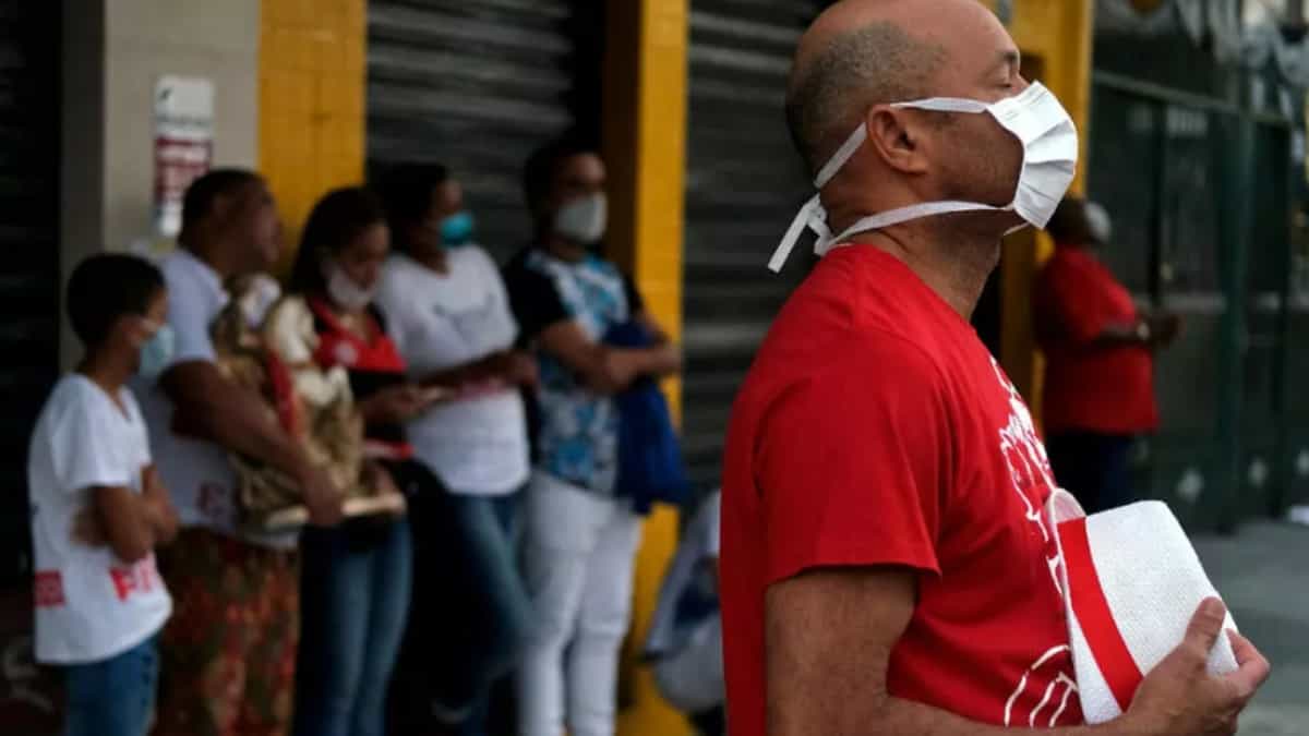 Un devoto de San Jorge reza en el Día del Santo, el 23 de abril de 2020, en Río de Janeiro, Brasil durante la pandemia por covid-19. Foto: Reuters Un devoto de San Jorge reza en el Día del Santo, el 23 de abril de 2020, en Río de Janeiro, Brasil durante la pandemia por covid-19. Foto: Reuters
