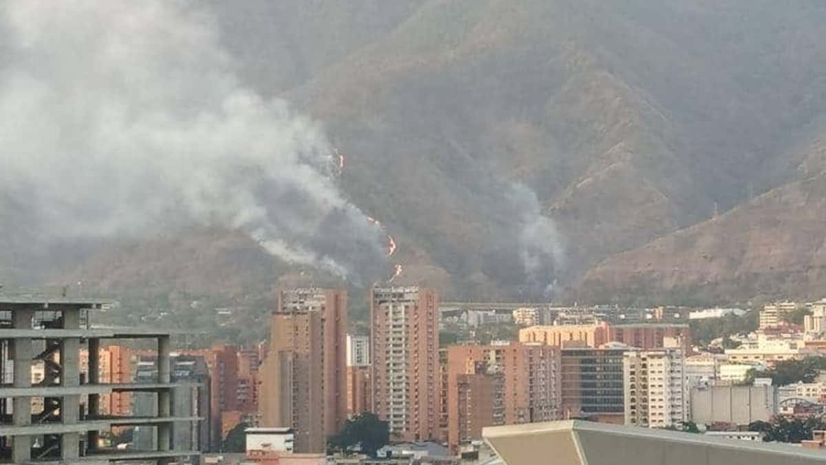 Incendios forestales en Caracas / Foto @PCivil_Ve Incendios forestales en Caracas / Foto @PCivil_Ve