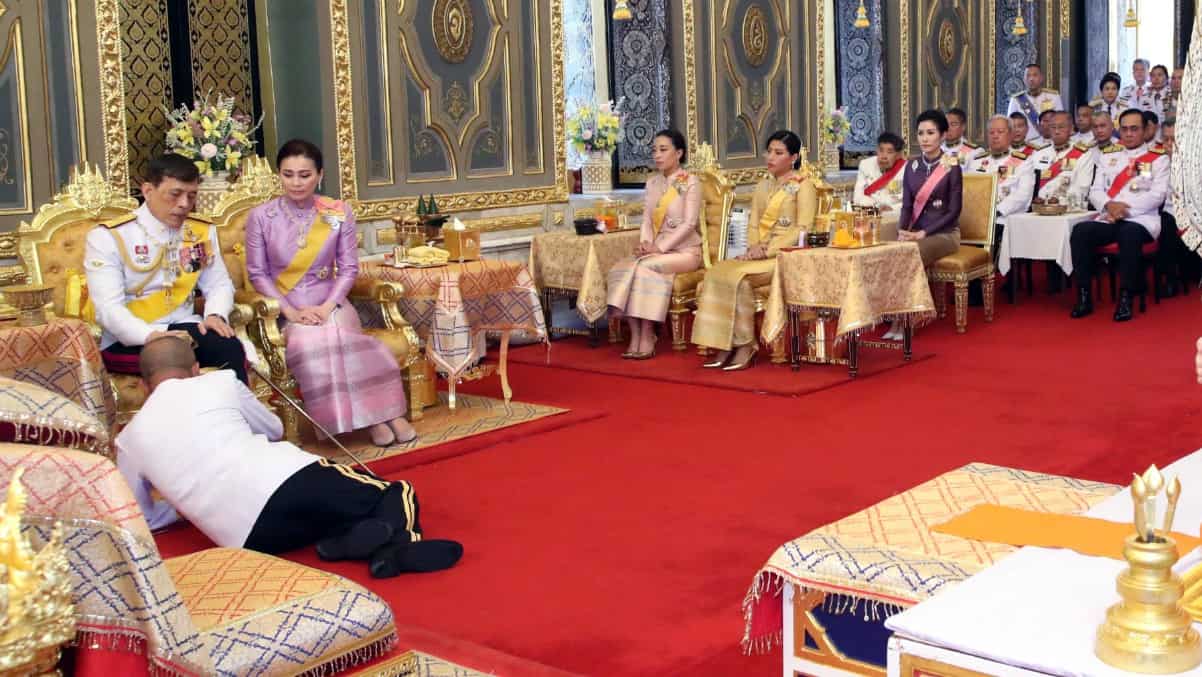 Las controversiales fotos de escoltas arrastrándose por donde camina el rey de Tailandia