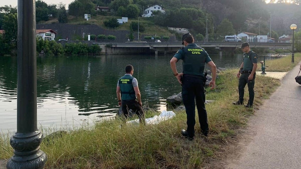 Policías junto al cuerpo del migrante en río Bidasoa