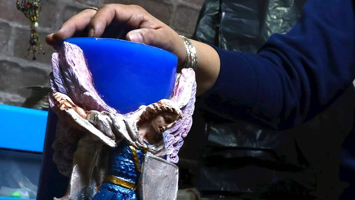 Velones, perfumes y hasta espray sanadores: Las recetas místicas para el fin de un año de pandemia