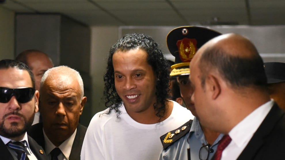 Se filtró la que sería la primera fotografía de Ronaldinho en la cárcel