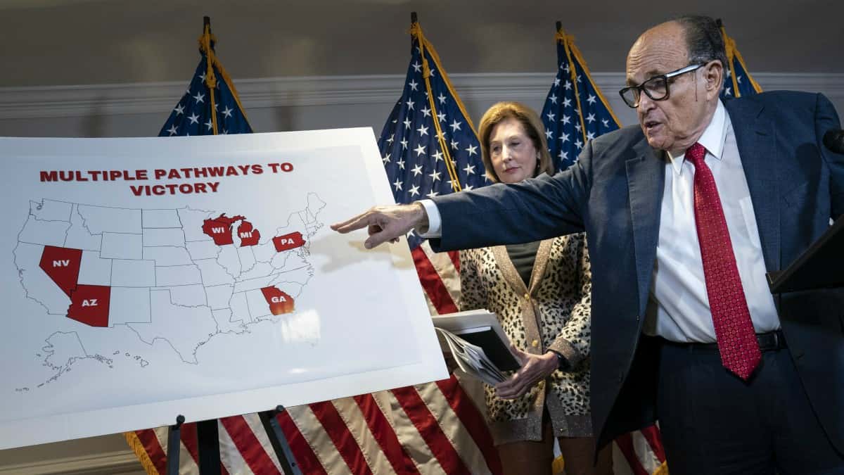 Campaña de Trump denuncia que máquinas de votación utilizadas en las elecciones fueron "creadas en Venezuela por Hugo Chávez"