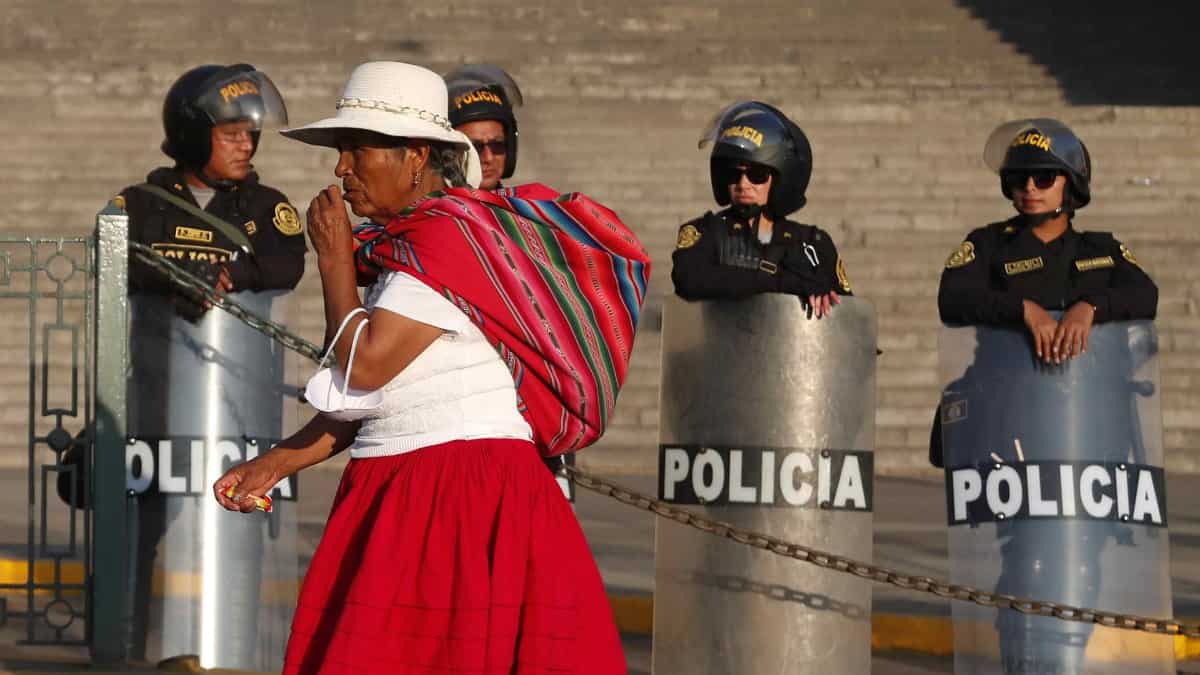 Gobierno de Dina Boluarte extiende toque de queda en Puno, Perú