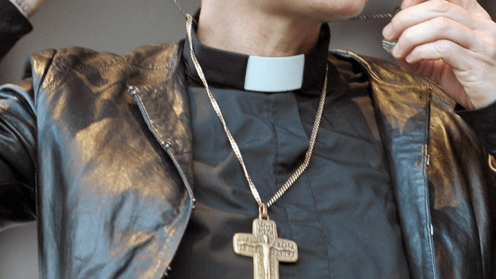 Extraditan a EE. UU. a sacerdote acusado de abusar sexualmente de un niño en 1992