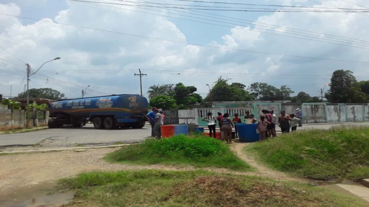 Distribución de agua potable / FOTO: AFP