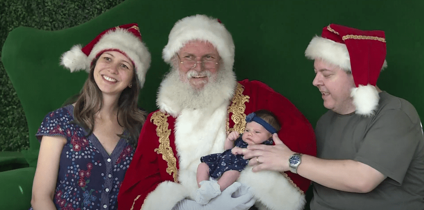 Escasean los tradicionales trajes rojos de Santa Claus