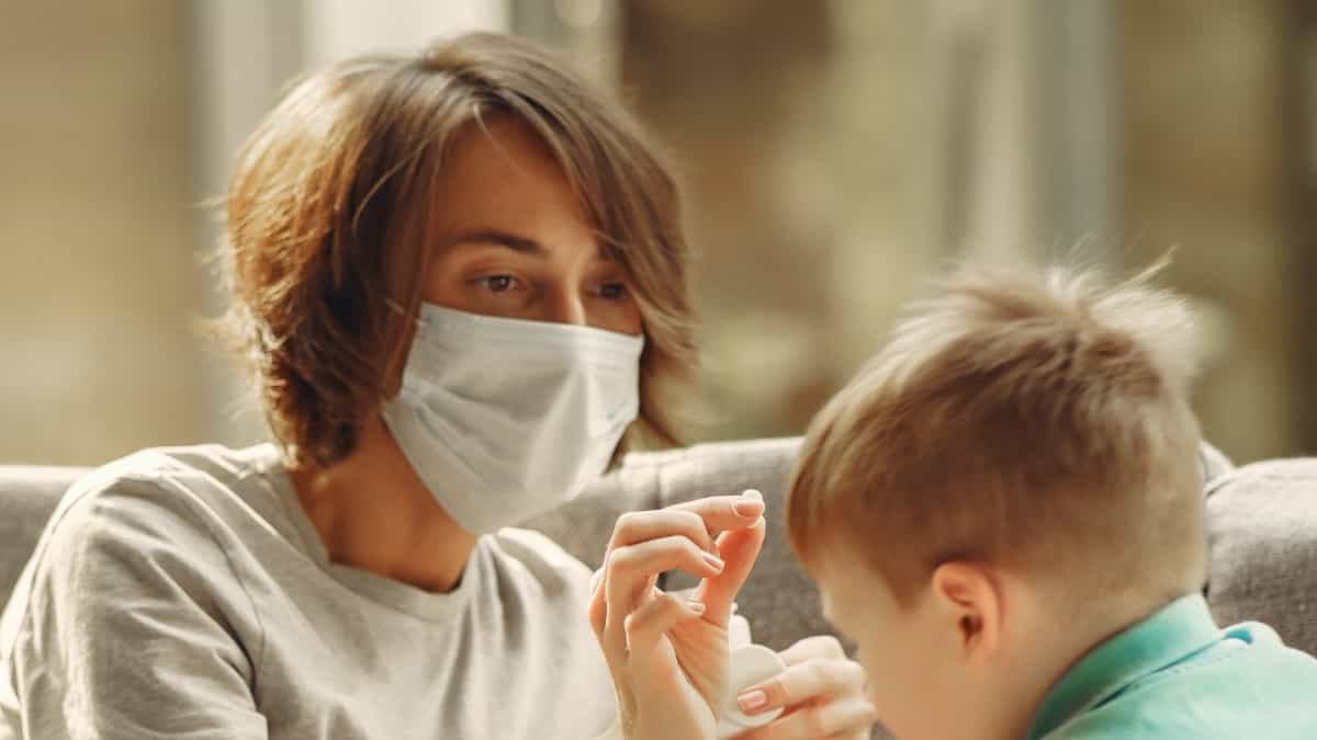 Madre afirma que su hijo autista sólo usa su camiseta favorita y los internautas le envían diez iguales