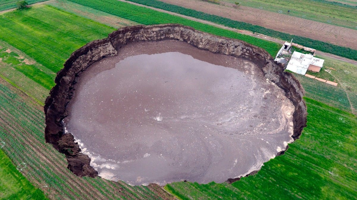 Así se ve el gigante socavón que apareció en el centro de México