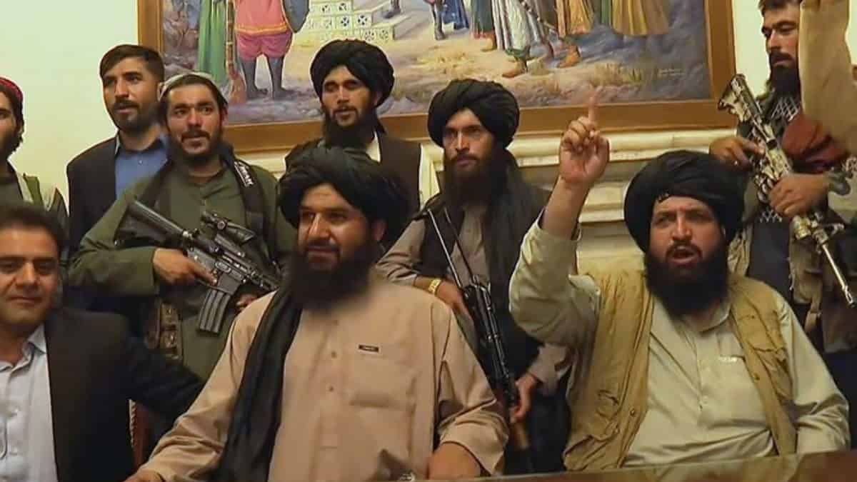 Los talibanes celebraron su toma del poder en Afganistán desde el palacio presidencial abandonado. Foto: AFP Los talibanes celebraron su toma del poder en Afganistán desde el palacio presidencial abandonado. Foto: AFP