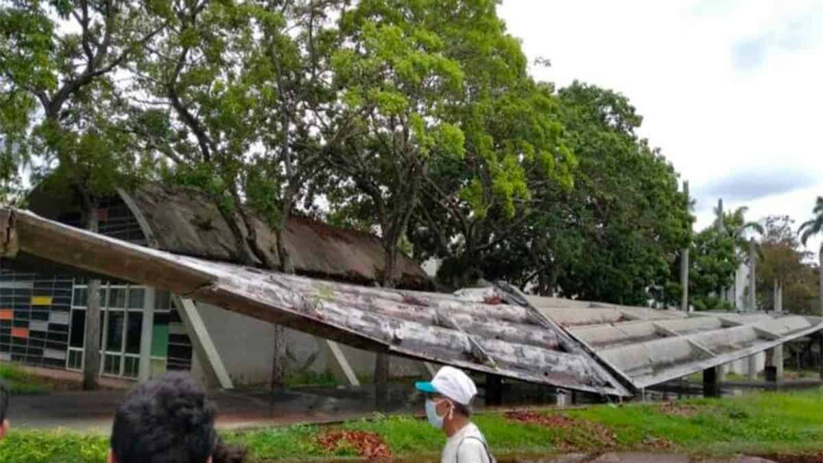 Parte del techo cubierto, del pasillo que bordea la facultad de Humanidades de la UCV, se desplomó en junio de 2020. Foto: TalCual