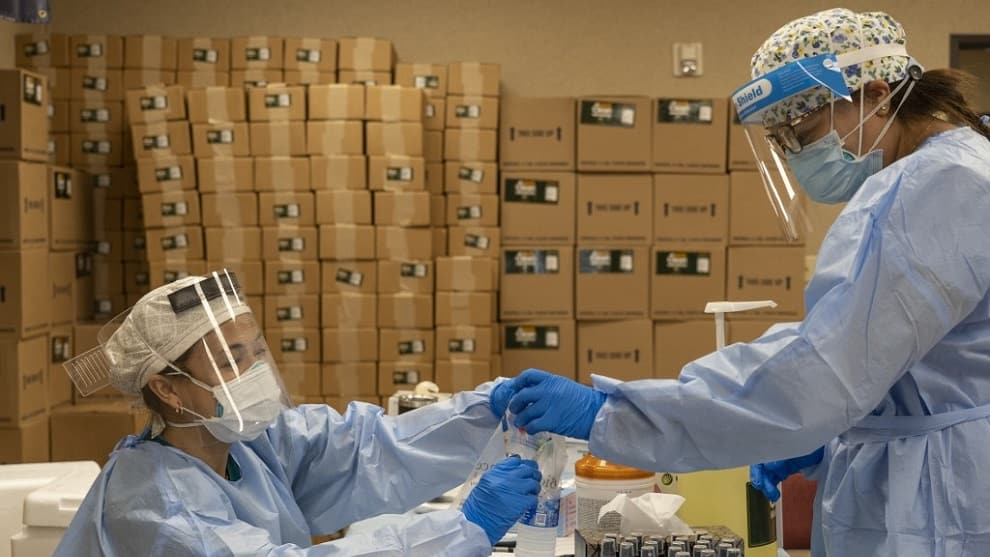 Arizona y Texas compran camiones frigoríficos para aliviar a las morgues
