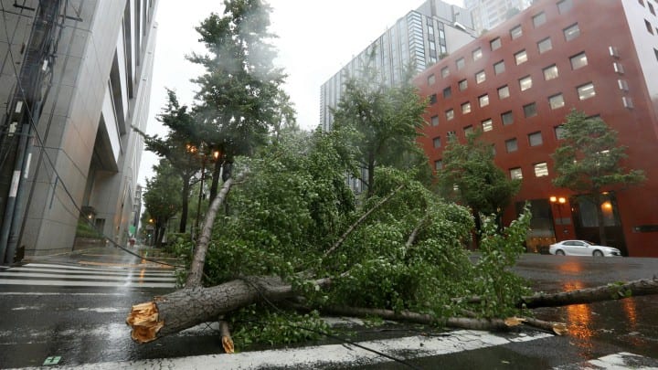 Al menos tres muertos por tifón en Japón