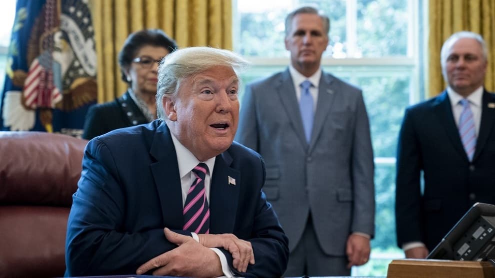 Luz solar e inyección de desinfectantes: Las sugerencias de Trump frente al COVID-19