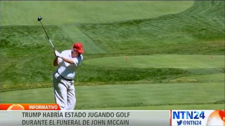 Trump juega golf durante funeral de McCain