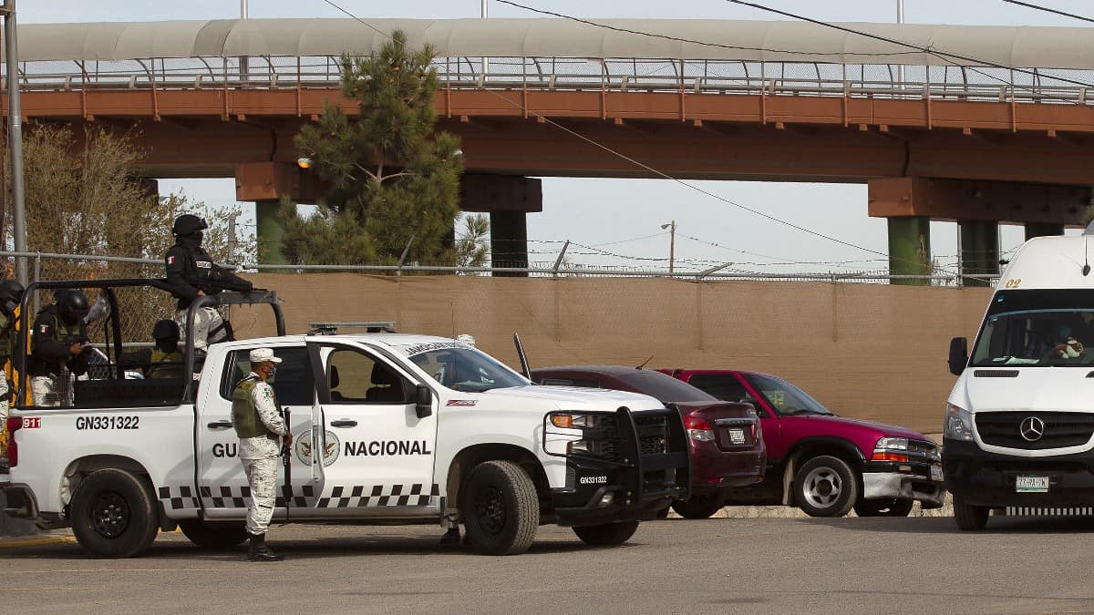 Más de 200 migrantes fueron hallados hacinados en un bodega en el centro de México