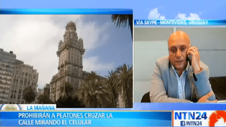 Uruguay peatones aparatos electrónicos