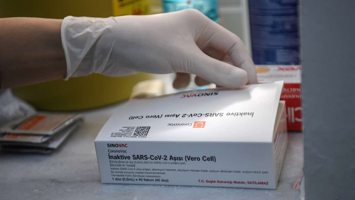 Ante la emergencia Brasil autoriza el uso de vacunas china y de Astrazeneca