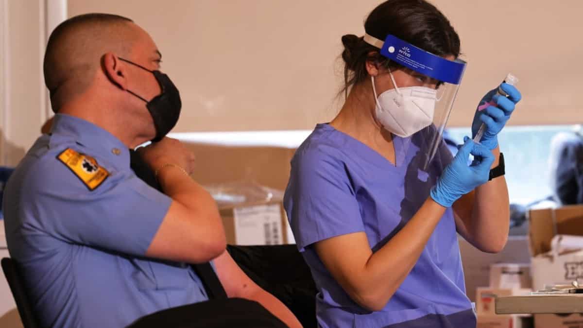 Autoridades de EE. UU. confirman haber vacunado más de un millón de personas contra el coronavirus