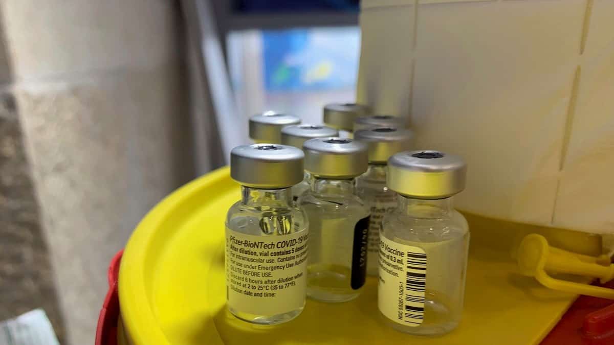 Trabajadores de restaurantes en Nueva York hacen fila para recibir la vacuna