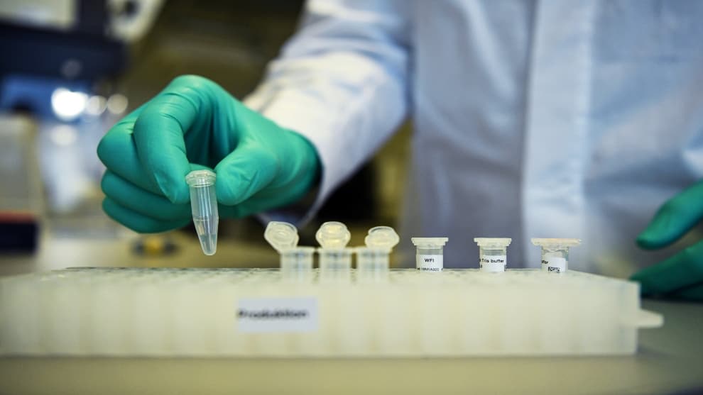 Agencia Europea prevé que vacuna contra Covid-19 podría tardar un año