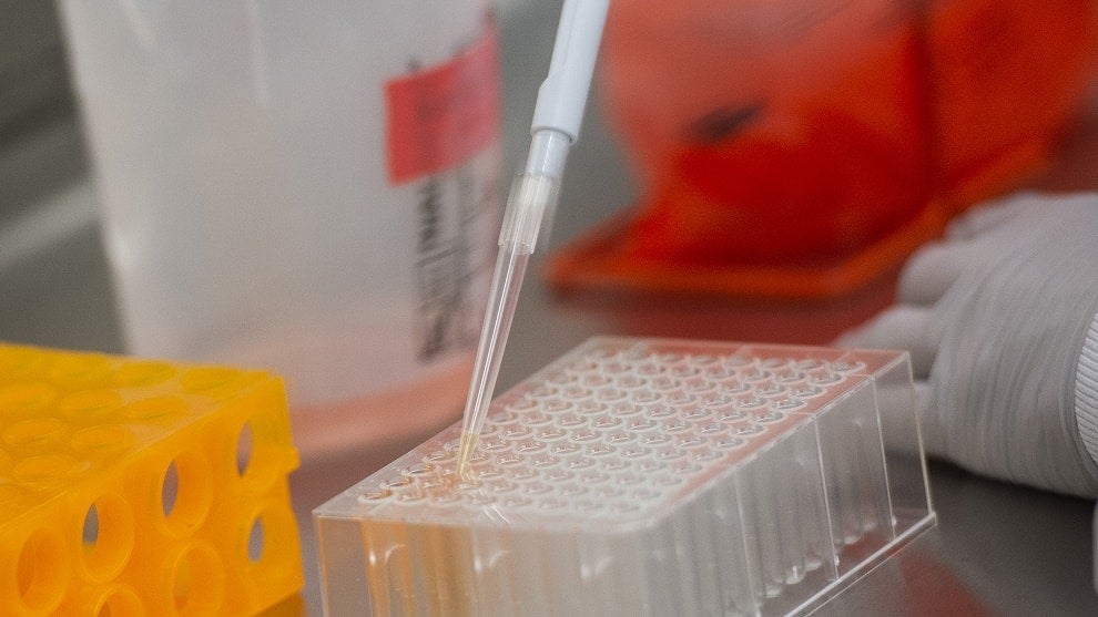 Proyectos de vacunas realizados en Reino Unido y China arrojaron resultados alentadores