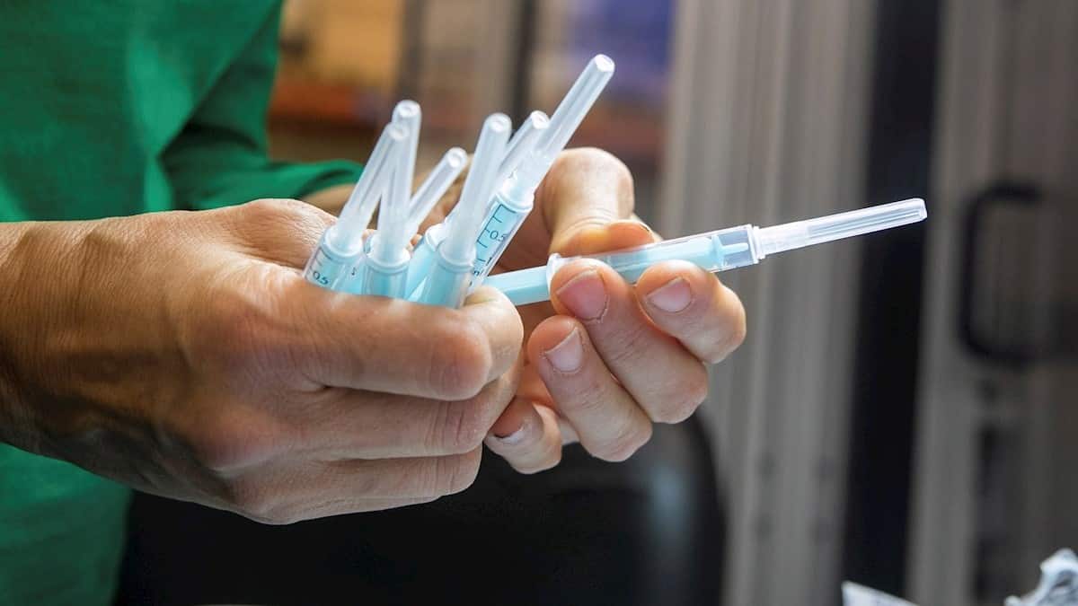 Personal de geriátricos serán los primeros beneficiados con vacuna anticovid en Canadá