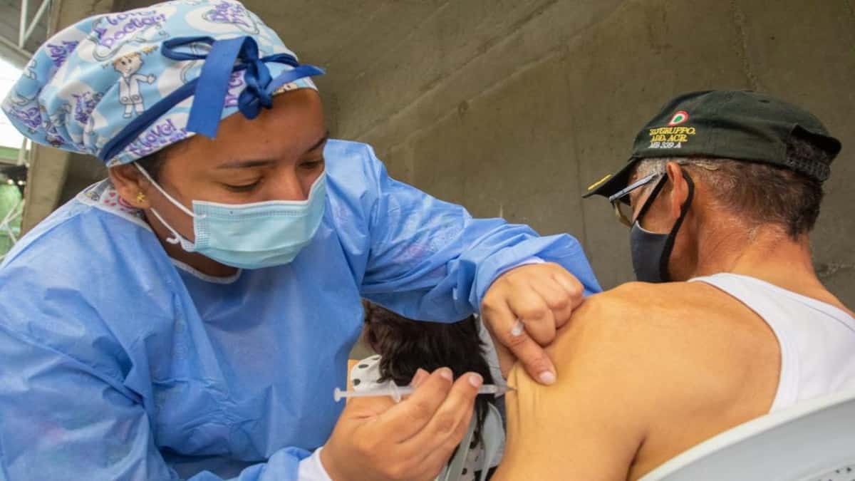 Vacunación contra el covid-19 en Medellín. Foto: Alcaldía de Medellín