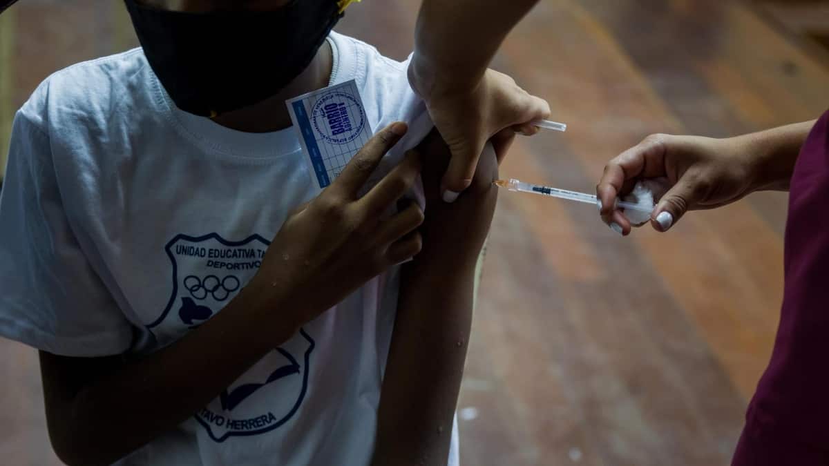 Venezuela avanza en la vacunación a menores de edad. Foto: Miguel Gutiérrez / EFE