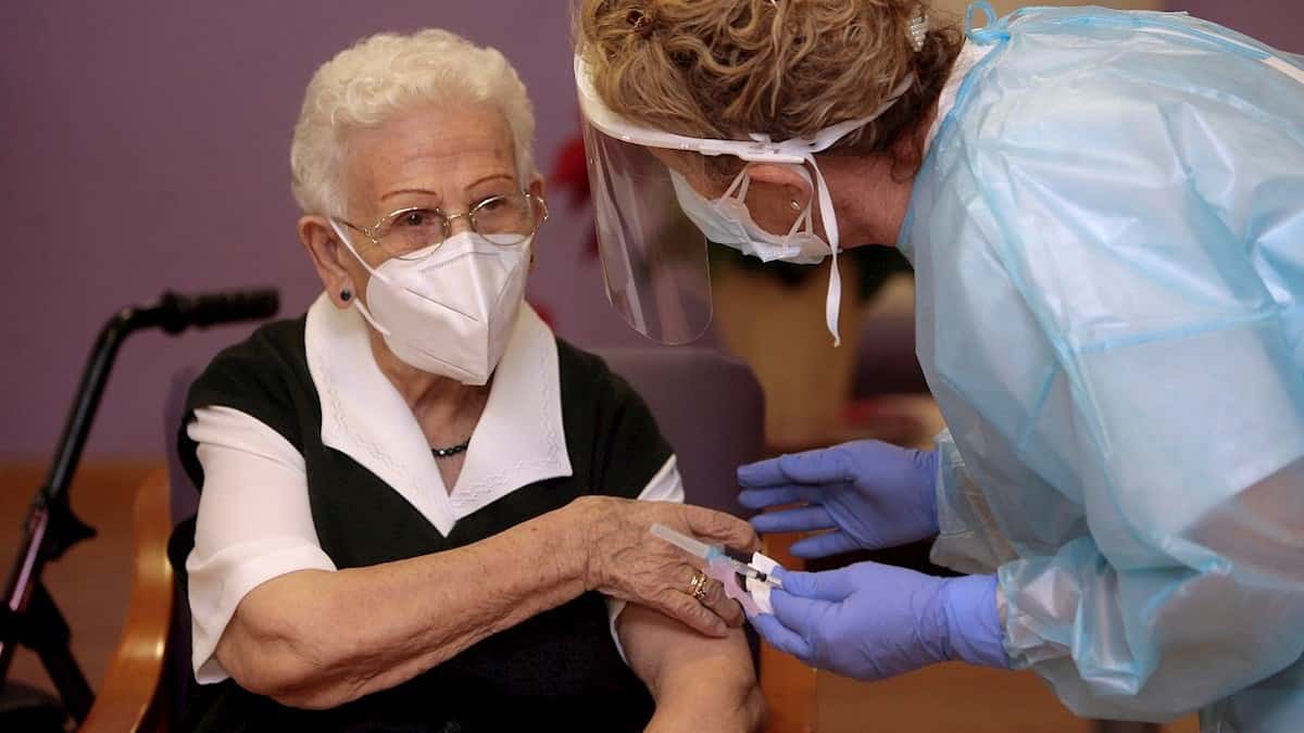Anciana de 96 años se convirtió en la primera vacunada contra el coronavirus en España
