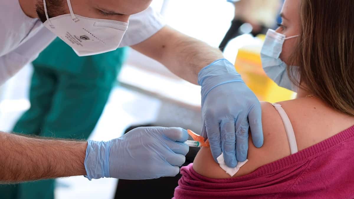 Vacunaciób contra el covid / FOTO: AFP