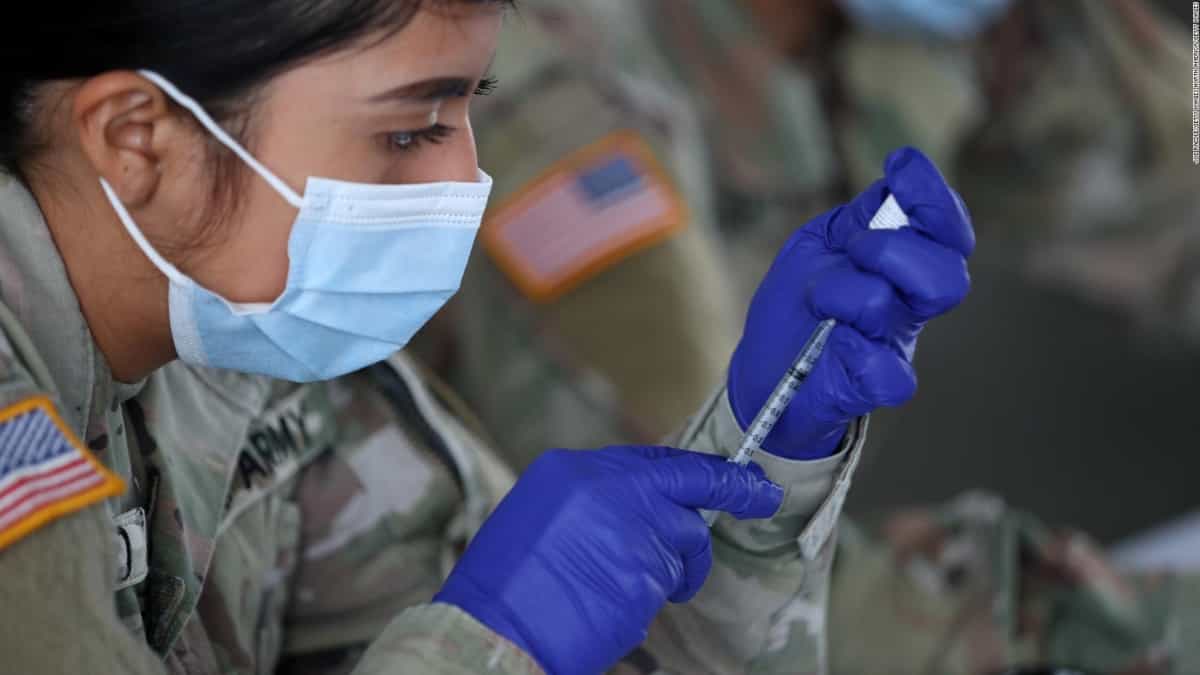 El personal militar ayuda en la vacunación en Florida, EE. UU. Foto: CNN