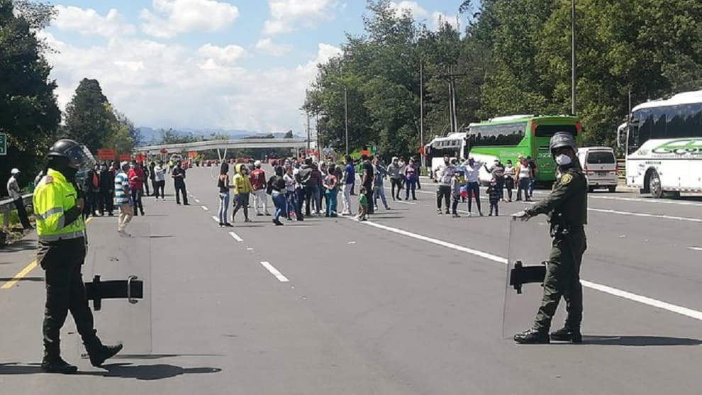 Venezolanos varados en Bogotá protestan para que les autoricen salida del país
