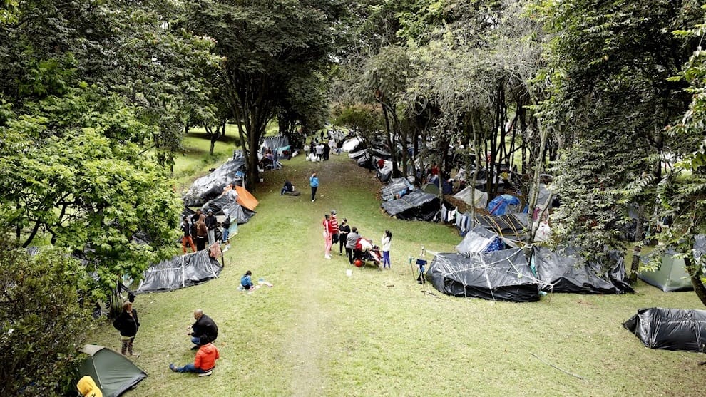 Venezolanos varados en vía de Bogotá piden ayuda para retornar a su país