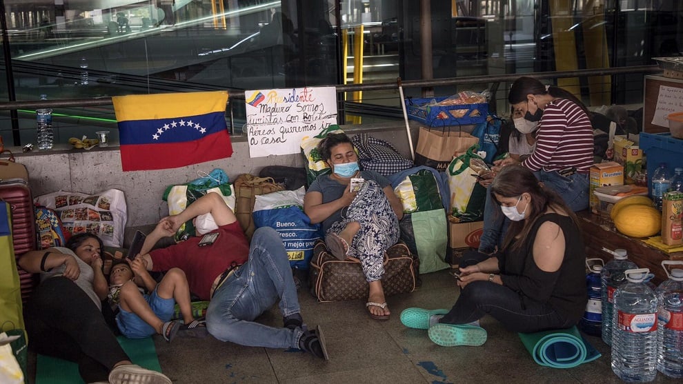 Venezolanos duermen en aeropuerto de Madrid a la espera de vuelo humanitario