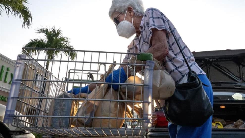 Venezolanos en espera de asilo en Miami reciben bolsas de mercado en plena pandemia