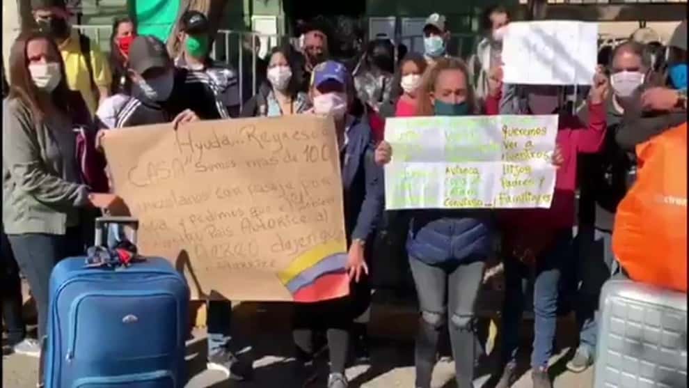 Venezolanos varados en Chile protestan en la embajada en Santiago