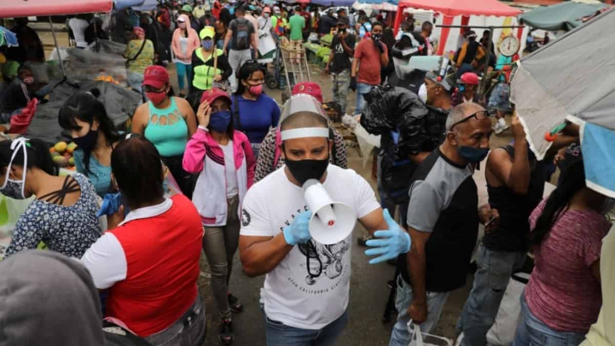 Durante las semanas de flexibilización de la cuarentena, se reporta alta afluencia de personas en mercados populares de Caracas. Foto: Reuters