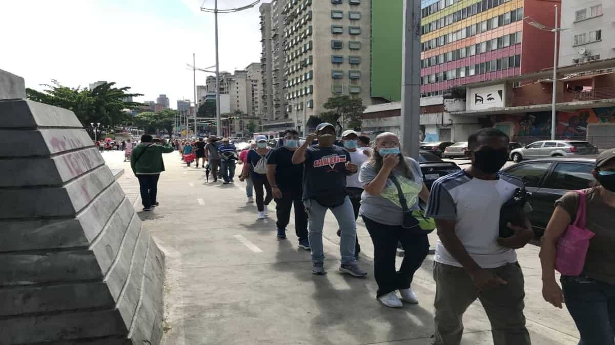 Largas colas en Caracas, capital de Venezuela, protagonizadas por personas a la espera de ser vacunados contra el covid-19. Foto: VOA