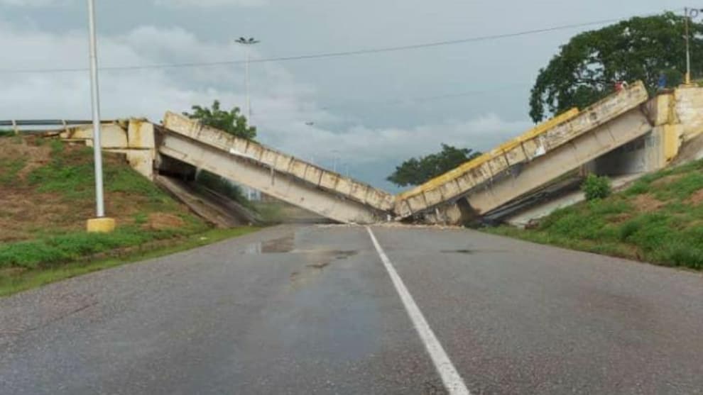 Impacto de gandola desplomó puente del distribuidor de Cantaura en Anzoátegui