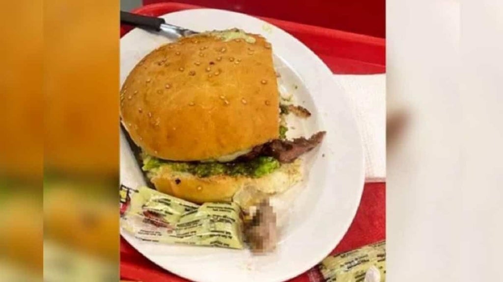 Hamburguesa con dedo humano