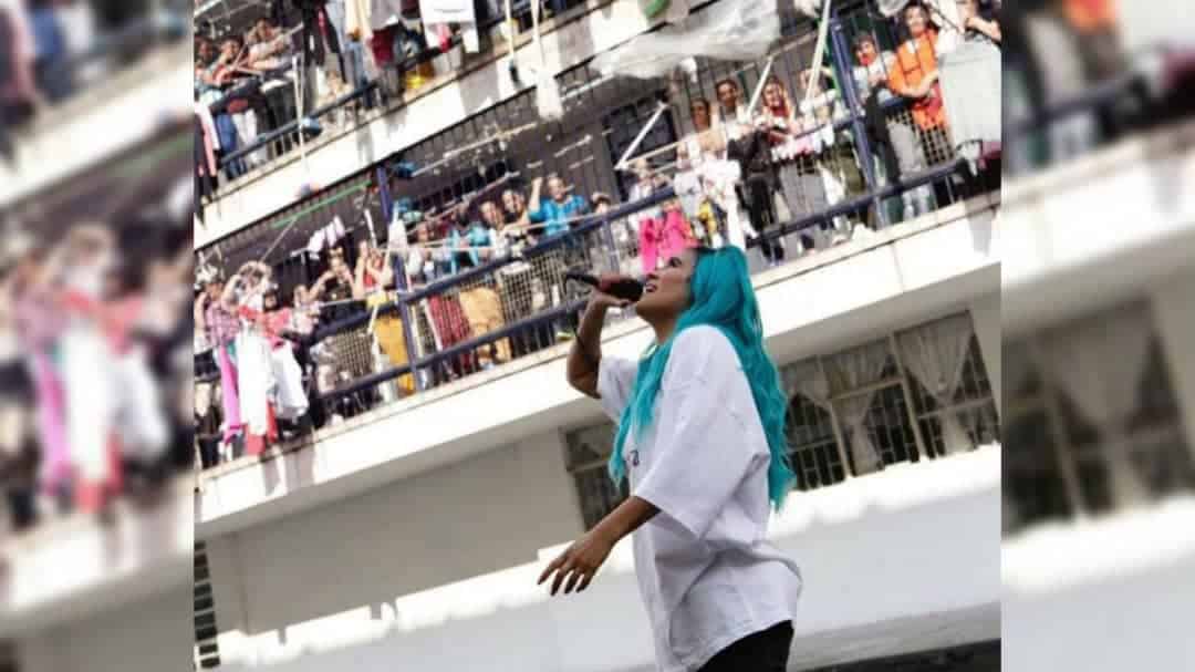Karol G llevó sus canciones a la penitenciaría "El Buen Pastor" en Bogotá, Colombia | Foto: Cortesía