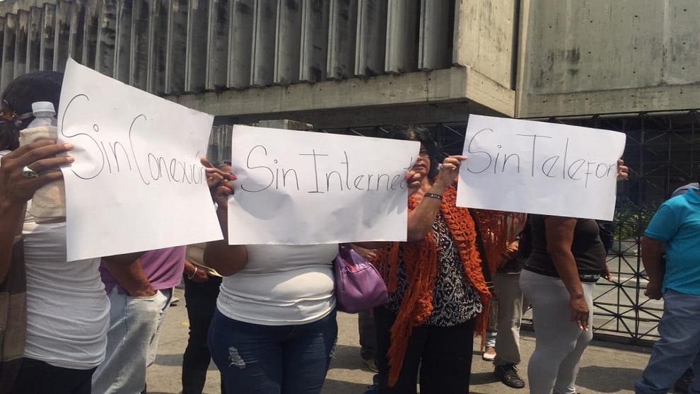 Grupo de personas a las afueras de Cantv