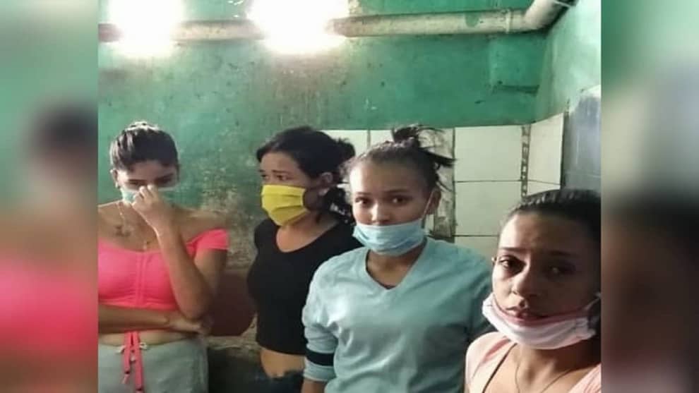 Autoridades arrestan a cuatro mujeres por trato cruel a una bebé