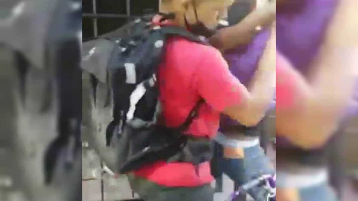 ¡Indignante! Un hombre golpeó a un niño venezolano por no lograr la meta del día en semáforo de Medellín