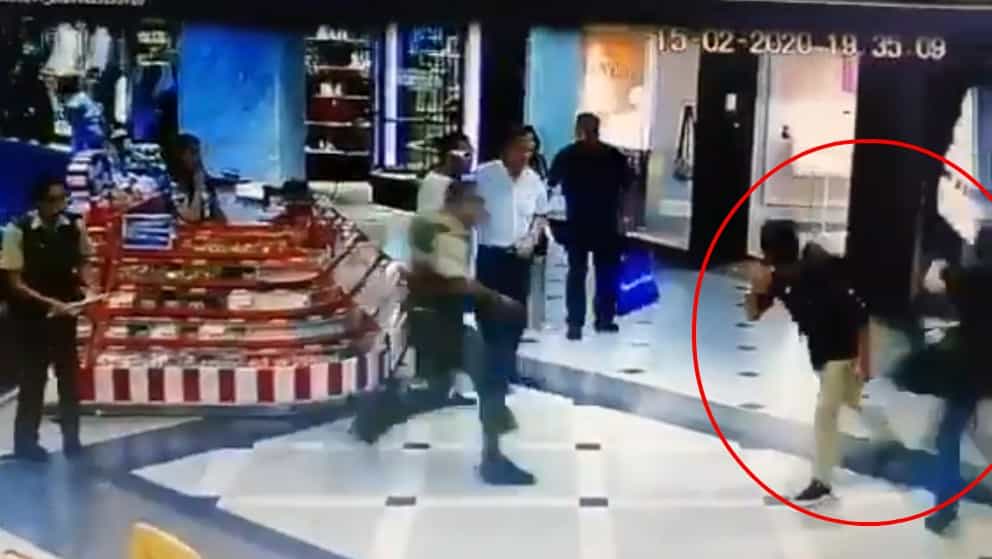 La habilidosa zancadilla con la que un joven derribó a un ladrón en un centro comercial La habilidosa zancadilla con la que un joven derribó a un ladrón en un centro comercial